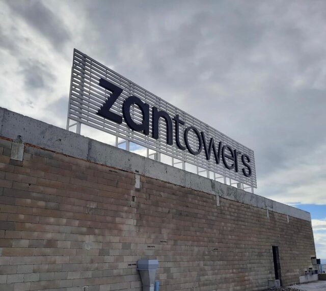 Işıklı kutu harfli black white çatı reklamı