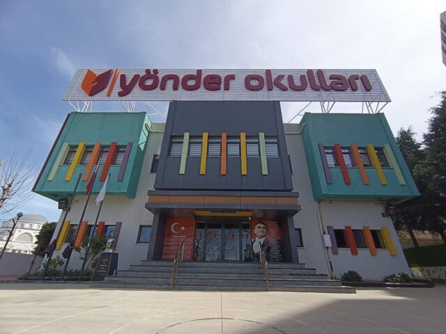 Yönder Okulları Kartal kampüsü ışıklı çatı reklamı #çatıreklamı #totem #ışıklıkıtuharf #monoreklam
