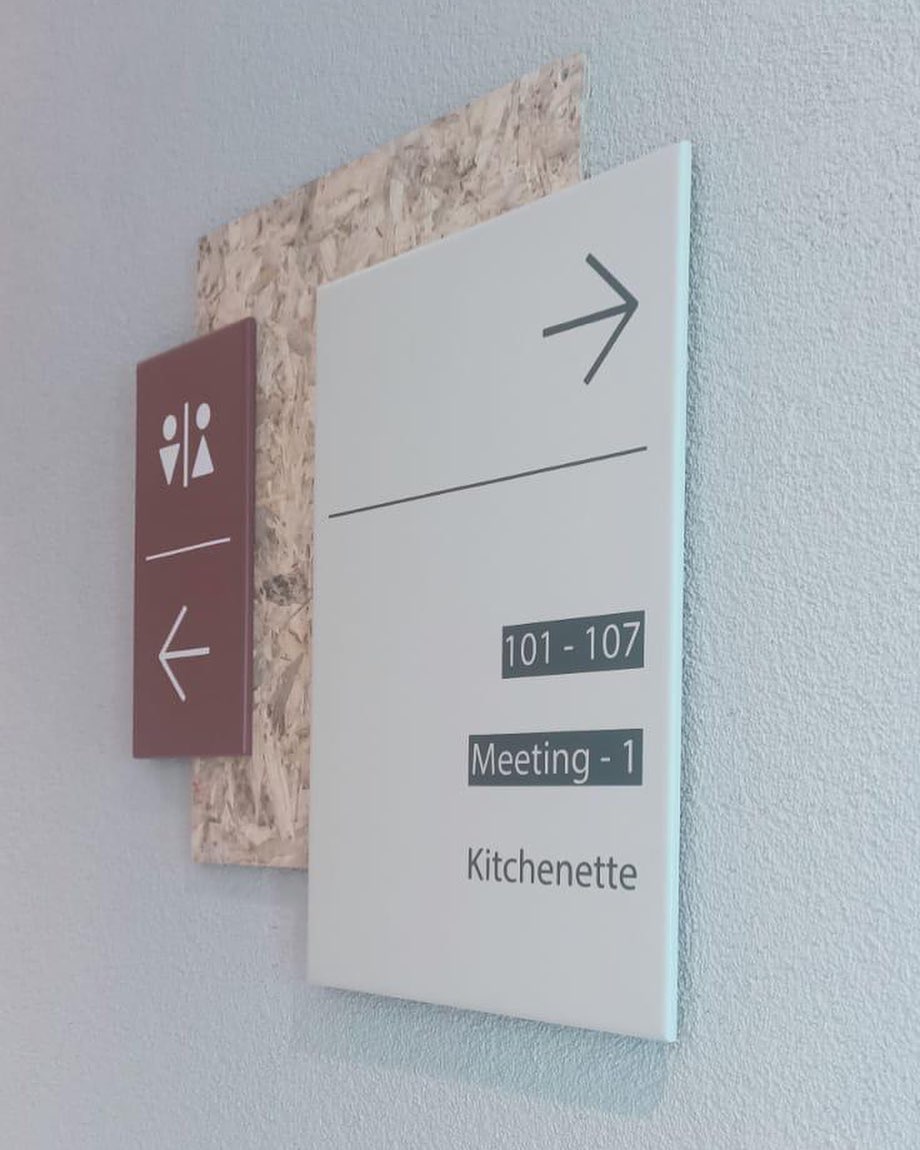 #dekoratifyönlendirme #yönlendirmelevhası #ışıklıkutuharf #çatıreklamı #pleksikutuharf #alüminyumkutuharf #ışıklıreklam #totem #cephekaplama #monoreklam