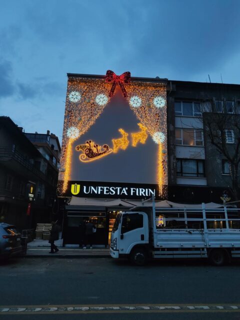 Cephe üzeri Yılbaşı süsleme uygulaması tamamlandı..#monoreklam